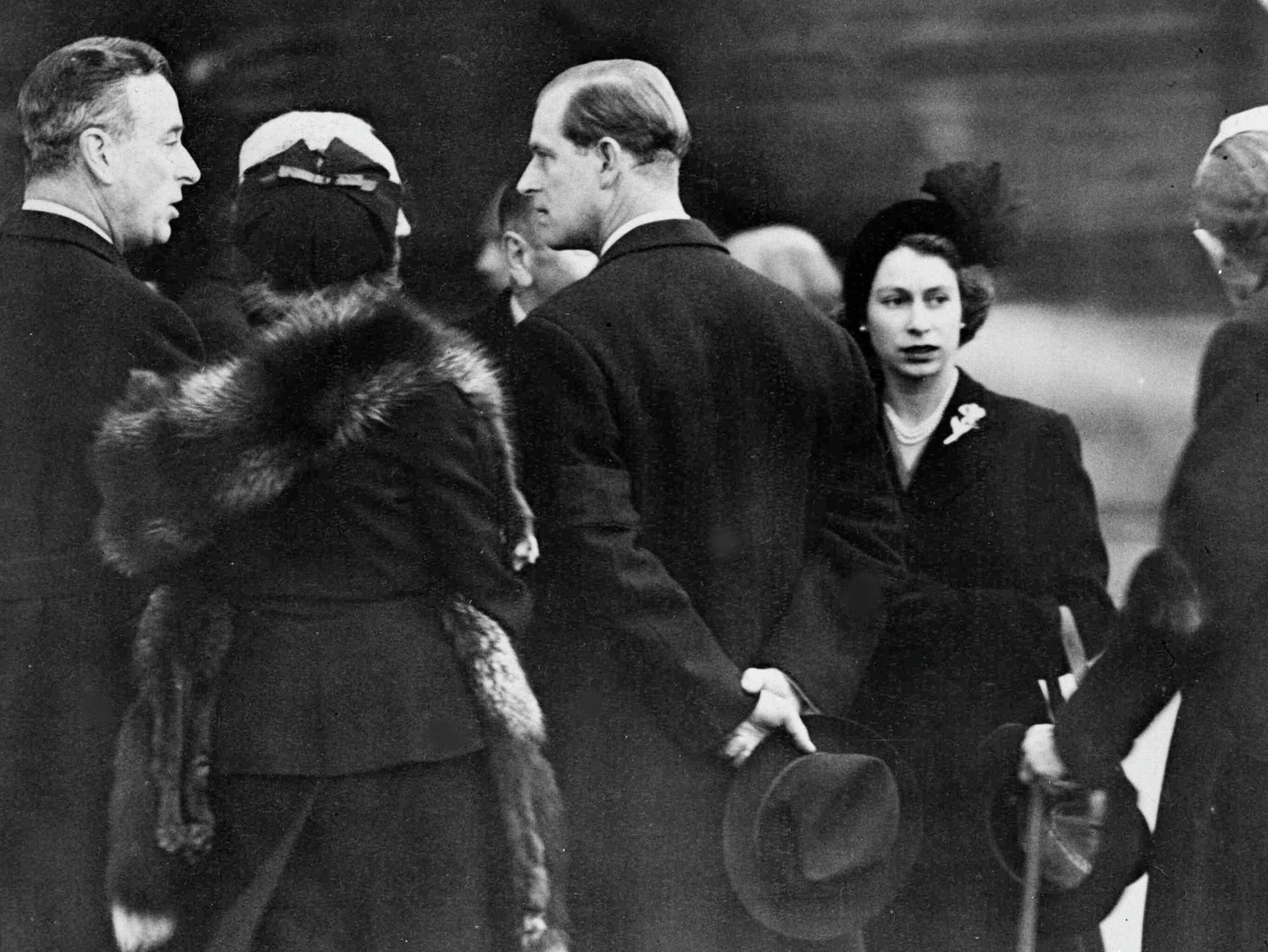 Britain's Queen Elizabeth II, right, and her husband Prince Philip, the Duke of Edinburgh, centre with back to camera, are greeted on their arrival at London Airport, on Feb. 7, 1952. The royal couple cut short their official trip to Kenya and returned home following the death of King George VI. Prince Philip is talking to Earl Louis Mountbatten of Burma, left. Britain's Queen Elizabeth II, right, and her husband Prince Philip, the Duke of Edinburgh, centre with back to camera, are greeted on their arrival at London Airport, on Feb. 7, 1952. The royal couple cut short their official trip to Kenya and returned home following the death of King George VI. Prince Philip is talking to Earl Louis Mountbatten of Burma, left. - Sputnik International, 1920, 10.09.2022