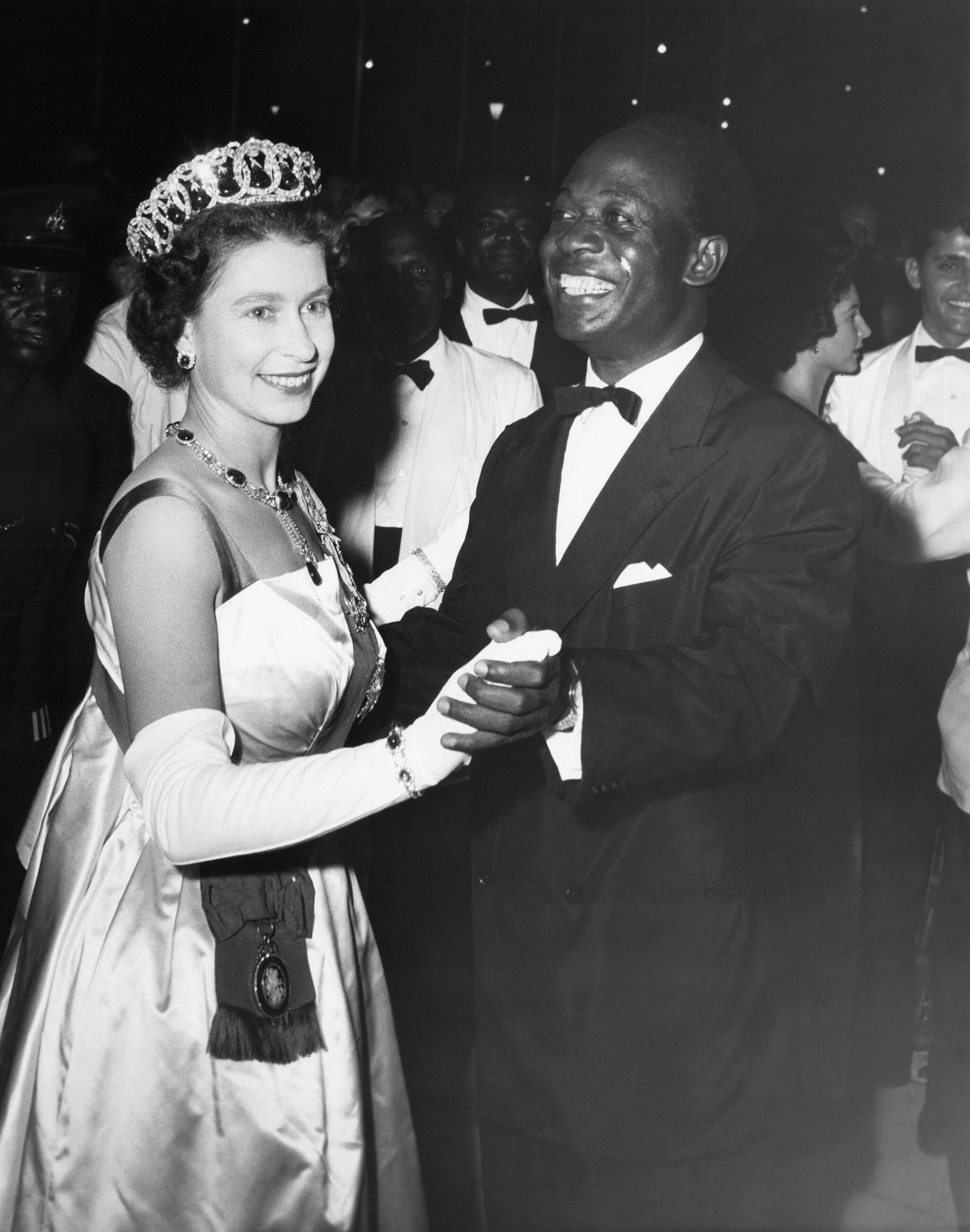 Queen Elizabeth II is partnered by Ghana President Kwame Nkrumah as they dance the popular Ghana rhythmic shuffle known as the High Life at a farewell ball given in honor of the Queen and her husband at the state house in Accra, Ghana at night on Saturday, Nov. 18, 1961. (AP Photo) Queen Elizabeth II is partnered by Ghana President Kwame Nkrumah as they dance the popular Ghana rhythmic shuffle known as the High Life at a farewell ball given in honor of the Queen and her husband at the state house in Accra, Ghana at night on Saturday, Nov. 18, 1961. (AP Photo) - Sputnik International, 1920, 10.09.2022