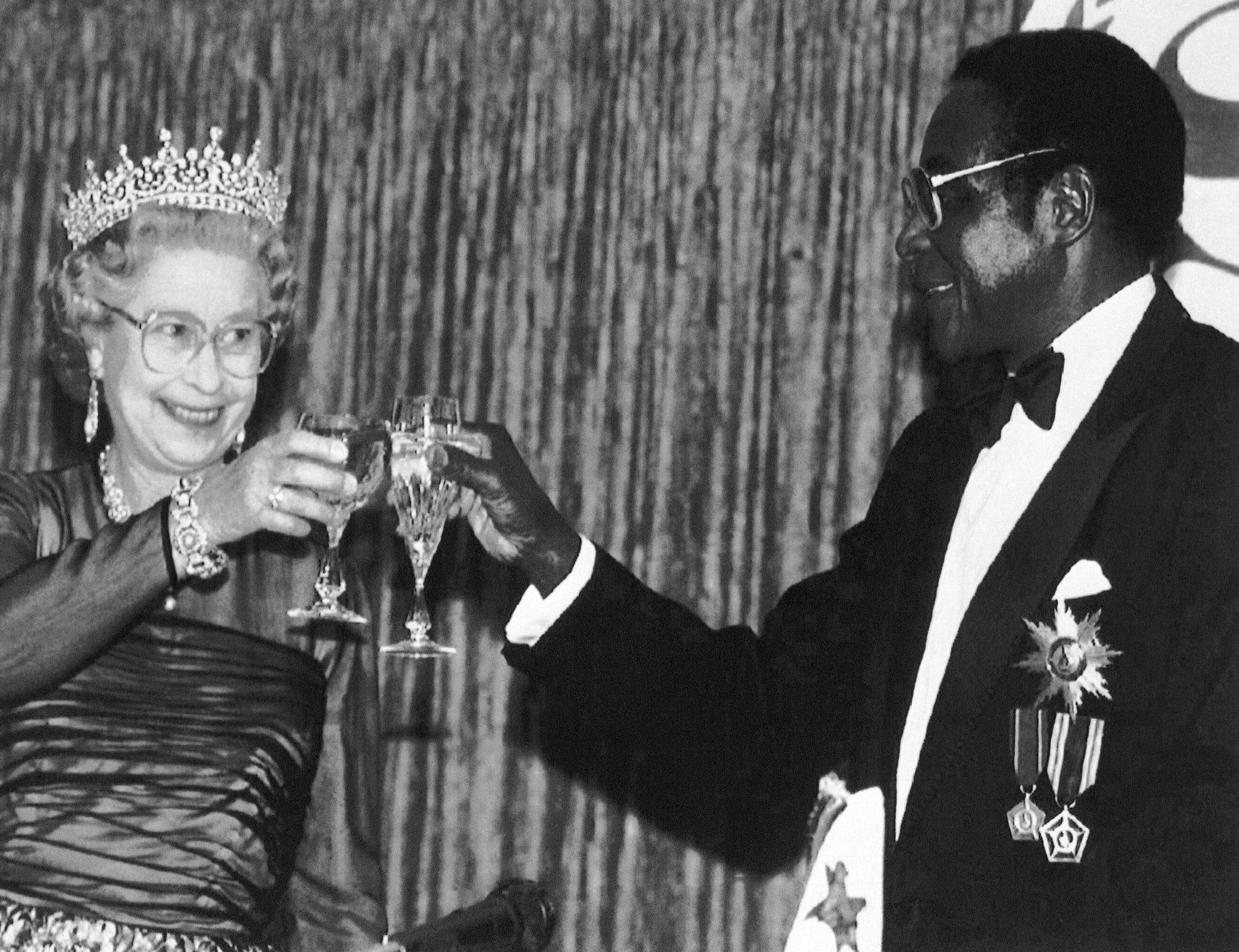 Britain's Queen Elizabeth II joins in a toast with President Robert Mugabe of Zimbabwe, during a banquet in the Queen's honor in Harare, Zimbabwe on Oct. 10, 1991, during her first visit since 1947. Britain's Queen Elizabeth II joins in a toast with President Robert Mugabe of Zimbabwe, during a banquet in the Queen's honor in Harare, Zimbabwe on Oct. 10, 1991, during her first visit since 1947. - Sputnik International, 1920, 10.09.2022