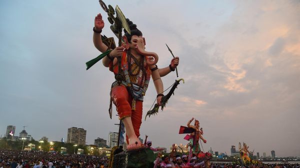 Devotees carry idols of the elephant-headed Hindu deity Ganesha during an immersion procession to the Arabian sea on the last day of Ganesh Chaturthi festival, in Mumbai on September 9, 2022 - Sputnik International