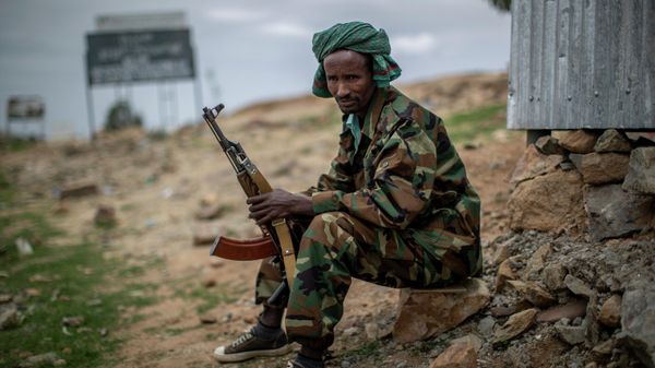 A fighter loyal to the Tigray People's Liberation Front (TPLF) mans a guard post on the outskirts of the town of Hawzen, then-controlled by the group but later re-taken by government forces, in the Tigray region of northern Ethiopia on May 7, 2021. (AP Photo/Ben Curtis) - Sputnik International