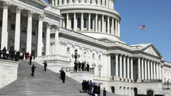 A Military Honor Guard carries the casket of Rep. Don Young (R-AK) into the U.S. Capitol for a memorial service on March 29, 2022 in Washington, DC - Sputnik International
