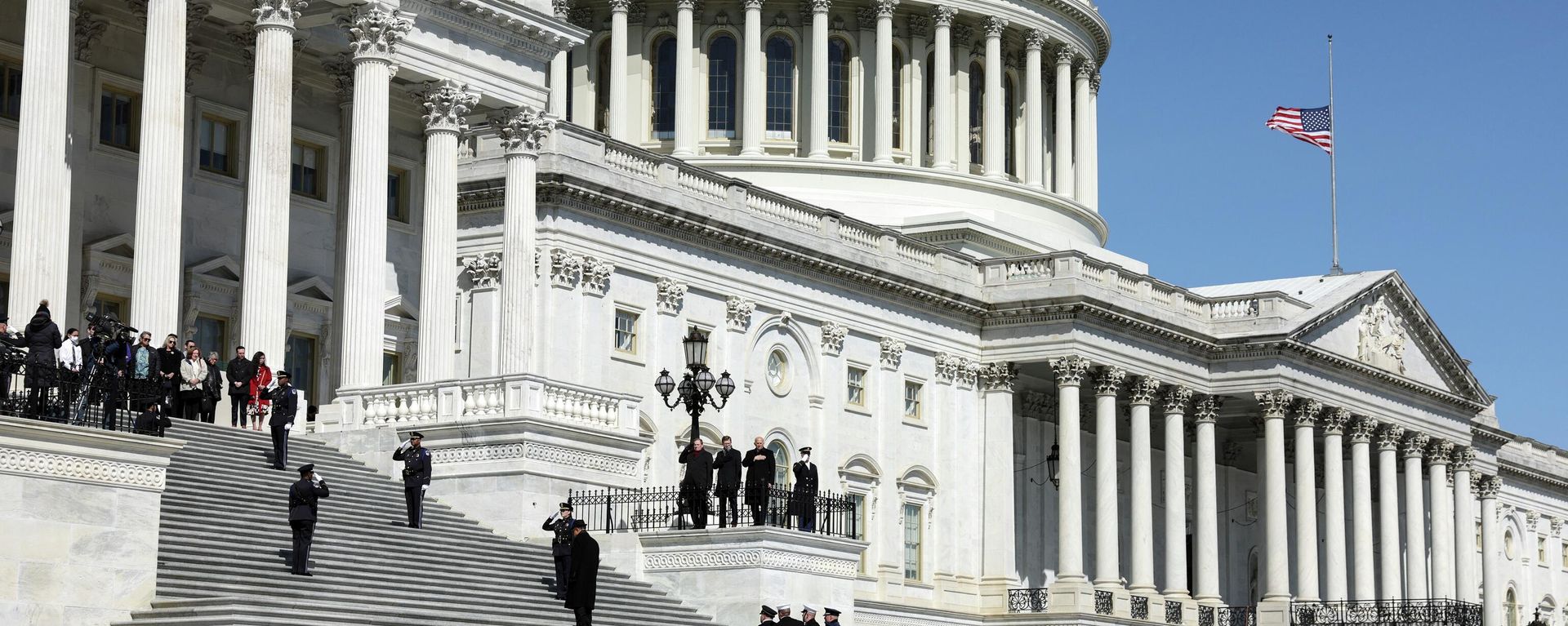 A Military Honor Guard carries the casket of Rep. Don Young (R-AK) into the U.S. Capitol for a memorial service on March 29, 2022 in Washington, DC - Sputnik International, 1920, 26.09.2022