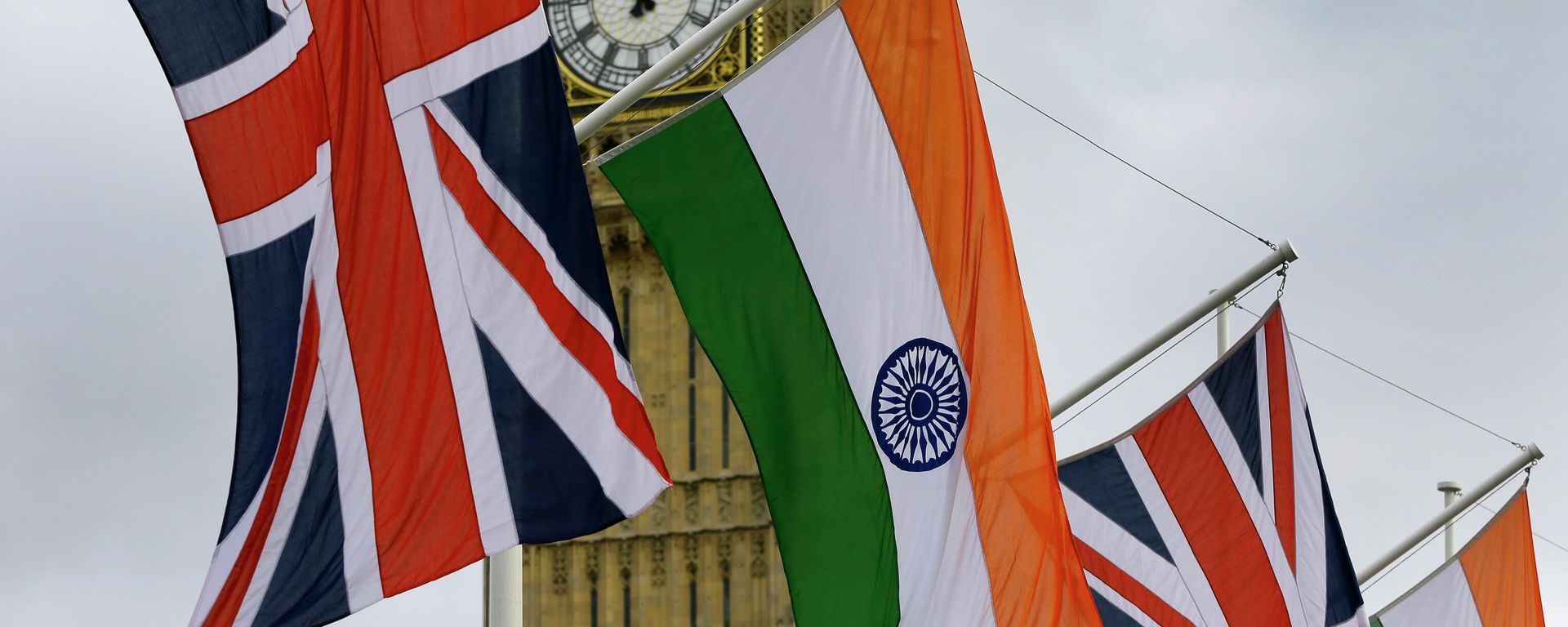 The Union and Indian flags hang near the London landmark Big Ben in Parliament Square in London, Thursday, Nov. 12, 2015 The Union and Indian flags hang near the London landmark Big Ben in Parliament Square in London, Thursday, Nov. 12, 2015 - Sputnik International, 1920, 22.09.2022