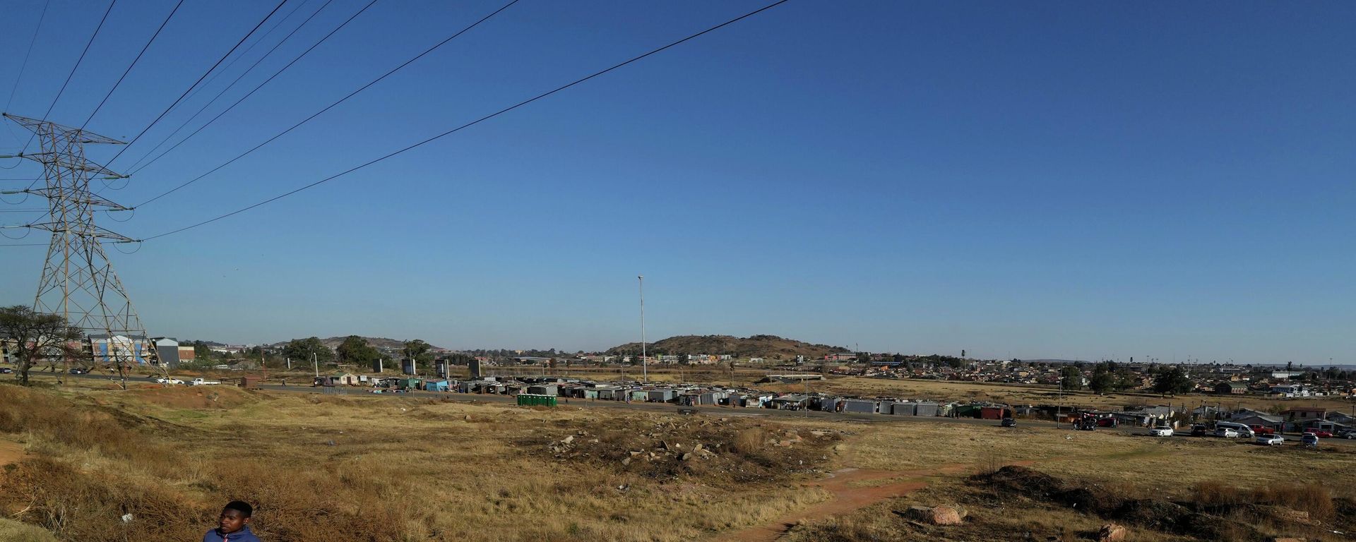 A man walks under the electricity power lines in Nomzamo Park, Soweto, Soweto, South Africa, Thursday, July 14, 2022. (AP Photo/Themba Hadebe) A man walks under the electricity power lines in Nomzamo Park, Soweto, Soweto, South Africa, Thursday, July 14, 2022. (AP Photo/Themba Hadebe) - Sputnik International, 1920, 18.09.2022