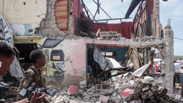 Security forces and media observe wreckage at the scene, after gunmen stormed a hotel in the capital Mogadishu, Somalia Sunday, Aug. 21, 2022. Somali authorities on Sunday ended a deadly attack in which at least 20 people were killed and many others wounded when gunmen from the Islamic extremist group al-Shabab, which has ties with al-Qaida, stormed the Hayat Hotel in the capital on Friday evening. (AP Photo/Farah Abdi Warsameh) - Sputnik International