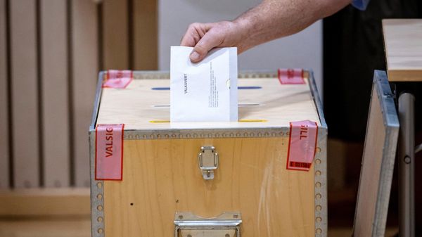 A voter casts his ballot at a polling station during Sweden's general elections in Malmo on September 11, 2022 - Sputnik International