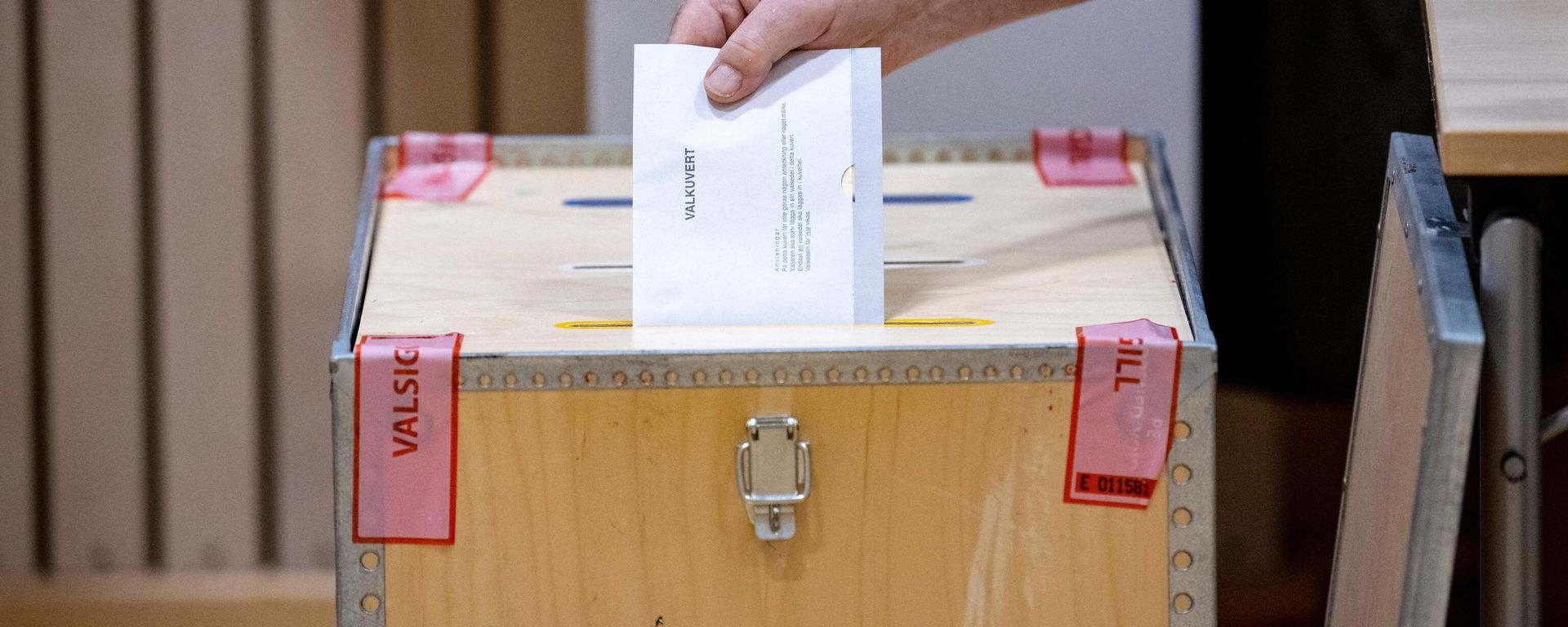 A voter casts his ballot at a polling station during Sweden's general elections in Malmo on September 11, 2022 A voter casts his ballot at a polling station during Sweden's general elections in Malmo on September 11, 2022 - Sputnik International, 1920, 12.09.2022