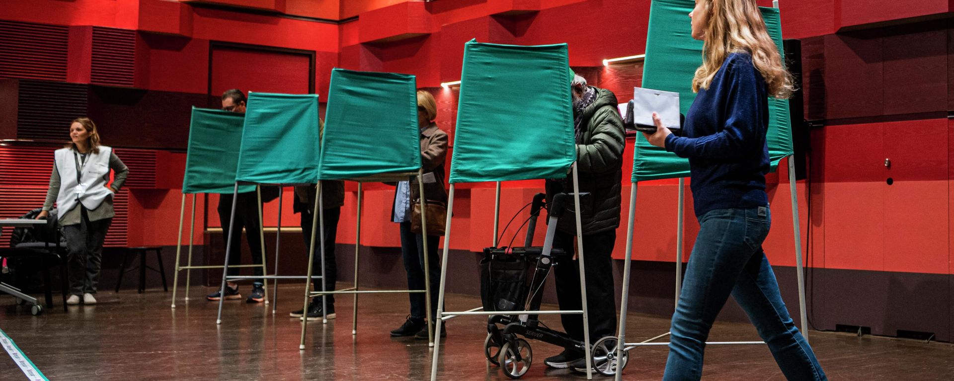 People cast their vote at a polling center located at Royal College of Music in Stockholm on September 11, 2022 during the general elections in Sweden People cast their vote at a polling center located at Royal College of Music in Stockholm on September 11, 2022 during the general elections in Sweden - Sputnik International, 1920, 11.09.2022