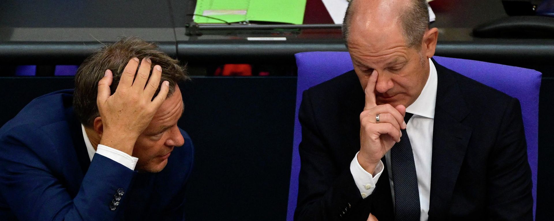 German Minister of Economics and Climate Protection Robert Habeck (L) and German Chancellor Olaf Scholz talk during a debate on the federal budget 2023 at the Bundestag, the German lower house of Parliament, on September 6, 2022 in Berlin. (Photo by John MACDOUGALL / AFP) German Minister of Economics and Climate Protection Robert Habeck (L) and German Chancellor Olaf Scholz talk during a debate on the federal budget 2023 at the Bundestag, the German lower house of Parliament, on September 6, 2022 in Berlin. (Photo by John MACDOUGALL / AFP) - Sputnik International, 1920, 11.09.2022