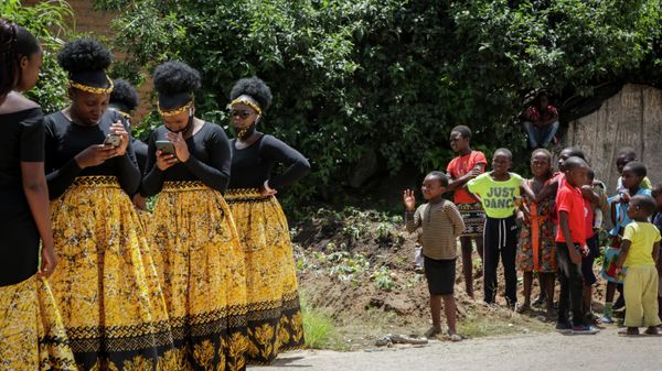 Children watch bridesmaids as they check their phones at a traditional marriage ceremony in the capital Harare, Zimbabwe Saturday, March 6, 2021 - Sputnik International