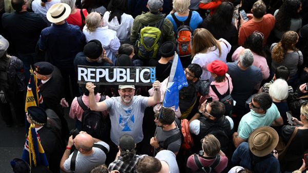 A member of the public holding a placard reading Republic stands outside the St Giles' Cathedral in Edinburgh on September 11, 2022, ahead of the ceremony of the proclamation of Britain's King Charles III - Sputnik International