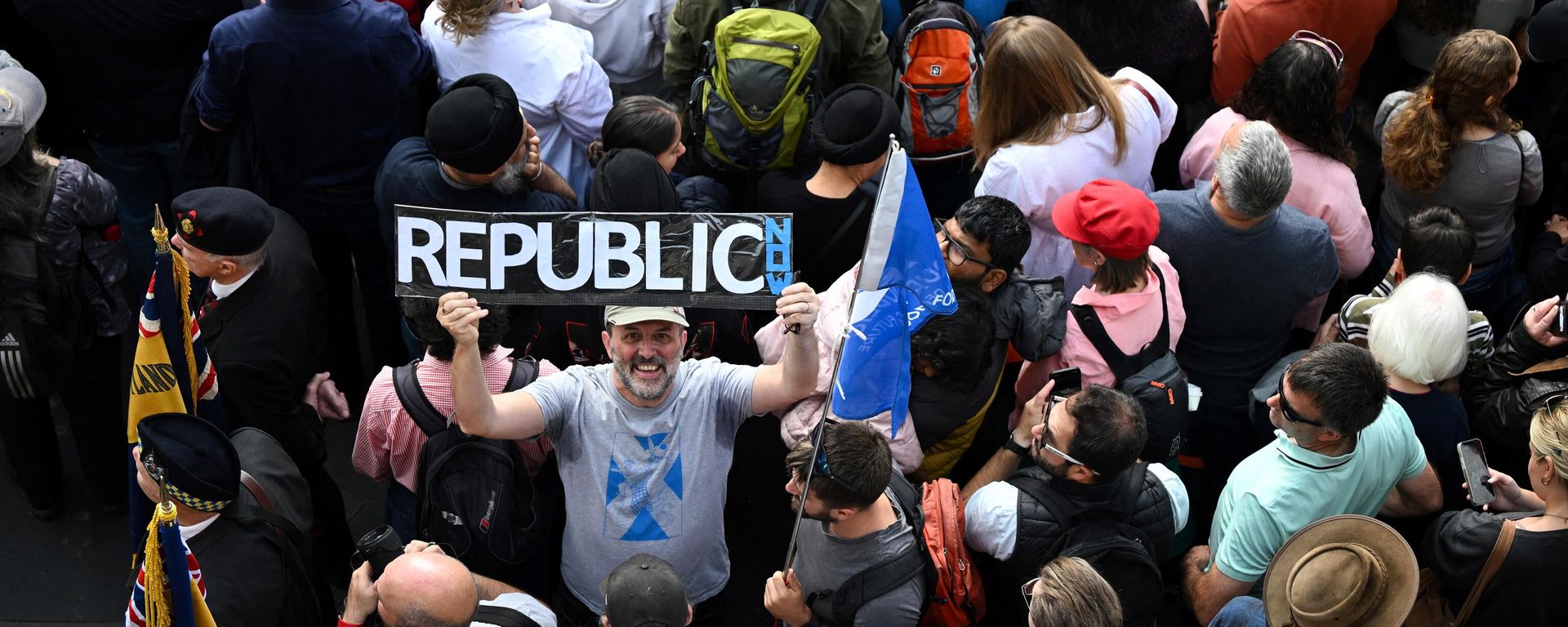 A member of the public holding a placard reading Republic stands outside the St Giles' Cathedral in Edinburgh on September 11, 2022, ahead of the ceremony of the proclamation of Britain's King Charles III A member of the public holding a placard reading Republic stands outside the St Giles' Cathedral in Edinburgh on September 11, 2022, ahead of the ceremony of the proclamation of Britain's King Charles III - Sputnik International, 1920, 12.09.2022