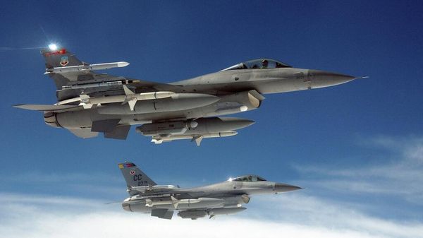 A pair of US Air Force (USAF) F-16 Fighting Falcons, - Sputnik International