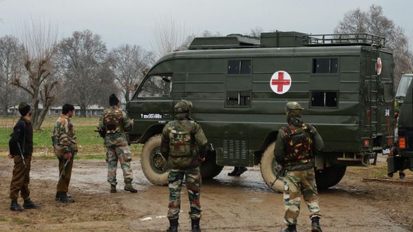 Indian army soldiers stand alongside an ambulance (File) - Sputnik International