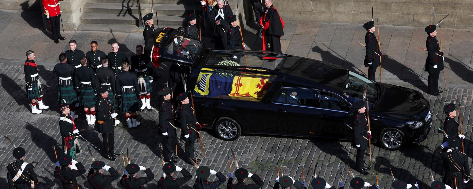 The coffin of Britain's late Queen Elizabeth II, draped with the Royal Standard of Scotland, arrives at St Giles' Cathedral in Edinburgh, on September 12, 2022. The coffin of Britain's late Queen Elizabeth II, draped with the Royal Standard of Scotland, arrives at St Giles' Cathedral in Edinburgh, on September 12, 2022. - Sputnik International, 1920, 12.09.2022