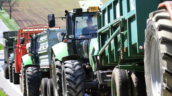 Czech farmers on tractors protest on May 23, 2012 on the road between Brno and Svitavy near the village of Cerna Hora, 30 kms north of Brno, during a nationwide go-slow protest against a  diesel subsidy cut. - Sputnik International