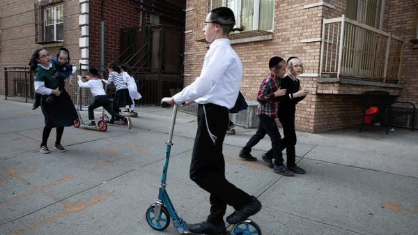 Children play on a sidewalk in Brooklyn's Williamsburg neighborhood, Thursday, June 4, 2020 in New York during the coronavirus pandemic. - Sputnik International