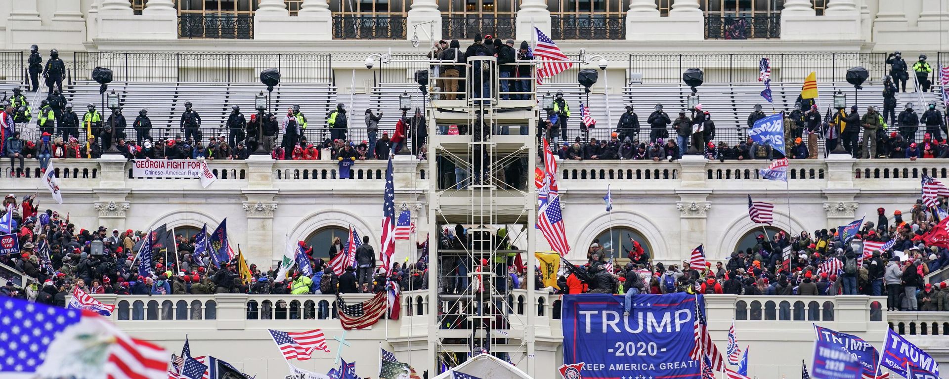 Insurrectionists loyal to President Donald Trump breach the Capitol in Washington, Jan. 6, 2021 Insurrectionists loyal to President Donald Trump breach the Capitol in Washington, Jan. 6, 2021 - Sputnik International, 1920, 22.11.2023