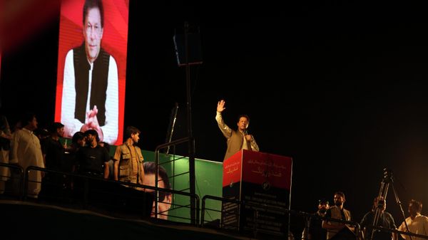 Pakistani opposition leader Imran Khan, center, addresses his party supporters during a rally in Peshawar, Pakistan, Tuesday, Sept. 6, 2022. - Sputnik International