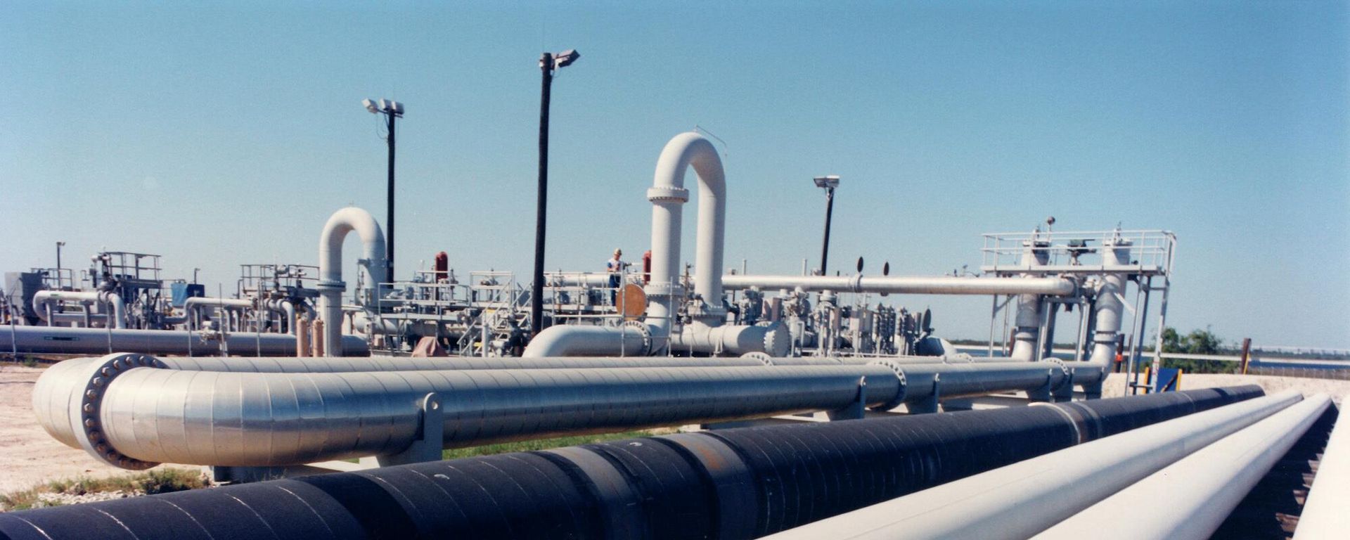 An undated photo provided by the Department of Energy shows crude oil pipes at the Bryan Mound site near Freeport, Texas An undated photo provided by the Department of Energy shows crude oil pipes at the Bryan Mound site near Freeport, Texas - Sputnik International, 1920, 13.09.2022