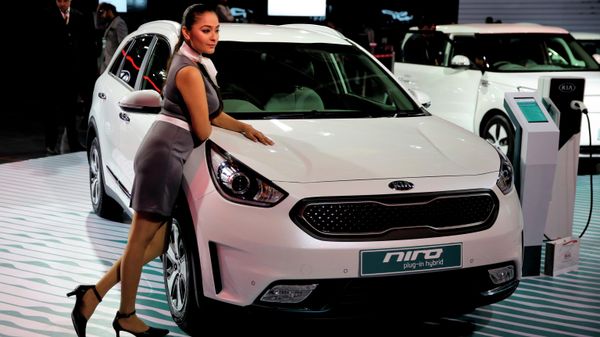 FILE- In this Feb. 7, 2018, file photo a model poses next to KIA motors' Niro electric hybrid car at the Auto Expo in Greater Noida, near New Delhi, India - Sputnik International