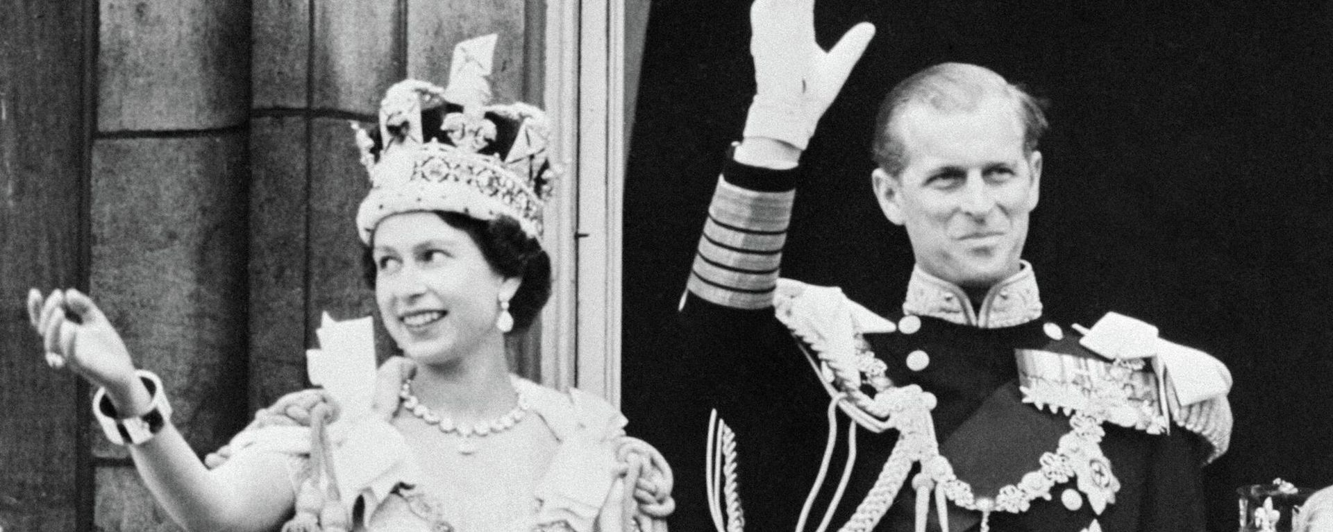 Queen Elizabeth II of Great Britain (L) accompanied by her husband Prince Philip, Duke of Edinburgh (R) waves to the crowd, on June 2, 1953 in London after being crowned at Westminter Abbey. - Sputnik International, 1920, 13.09.2022