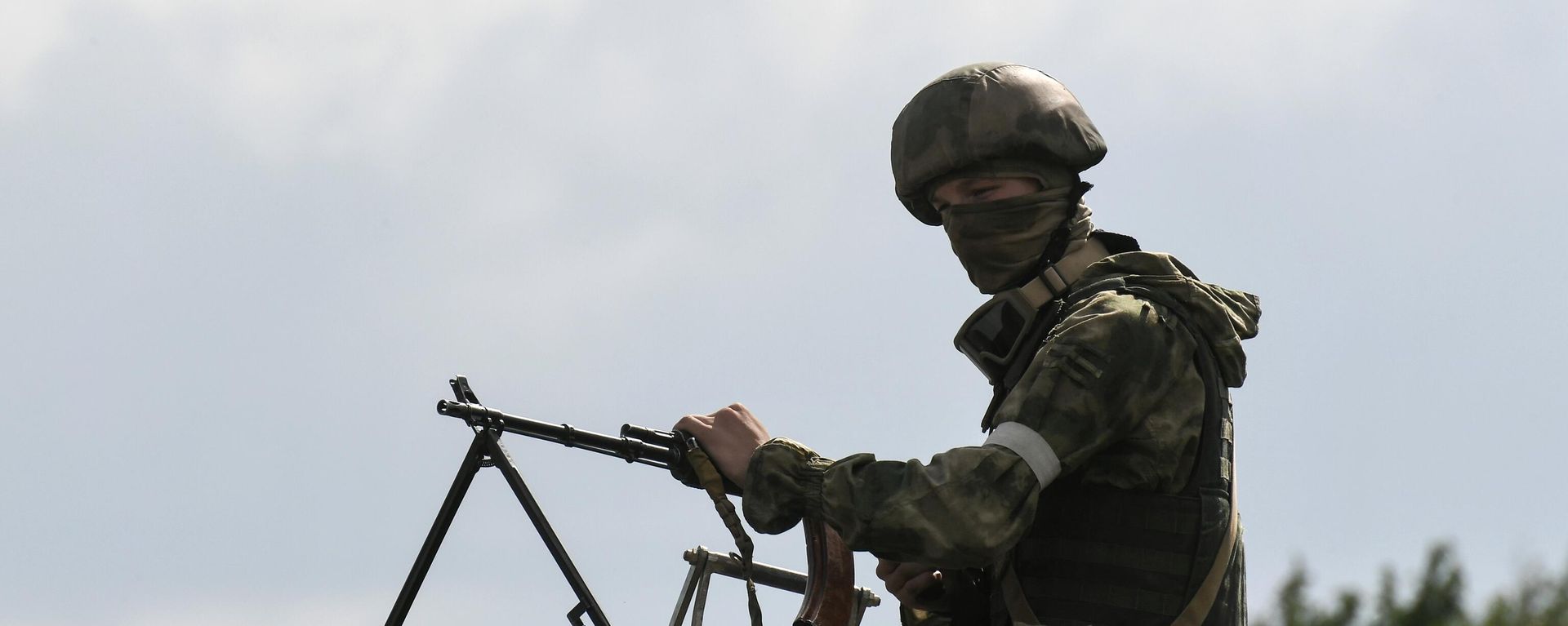 Russian soldier near the checkpoint Vasilyevka on the border of the Zaporozhye  region - Sputnik International, 1920, 05.04.2023
