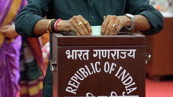 A lawmaker casts his vote during India's president election at the Parliament House in New Delhi, Monday, July 18, 2022 - Sputnik International