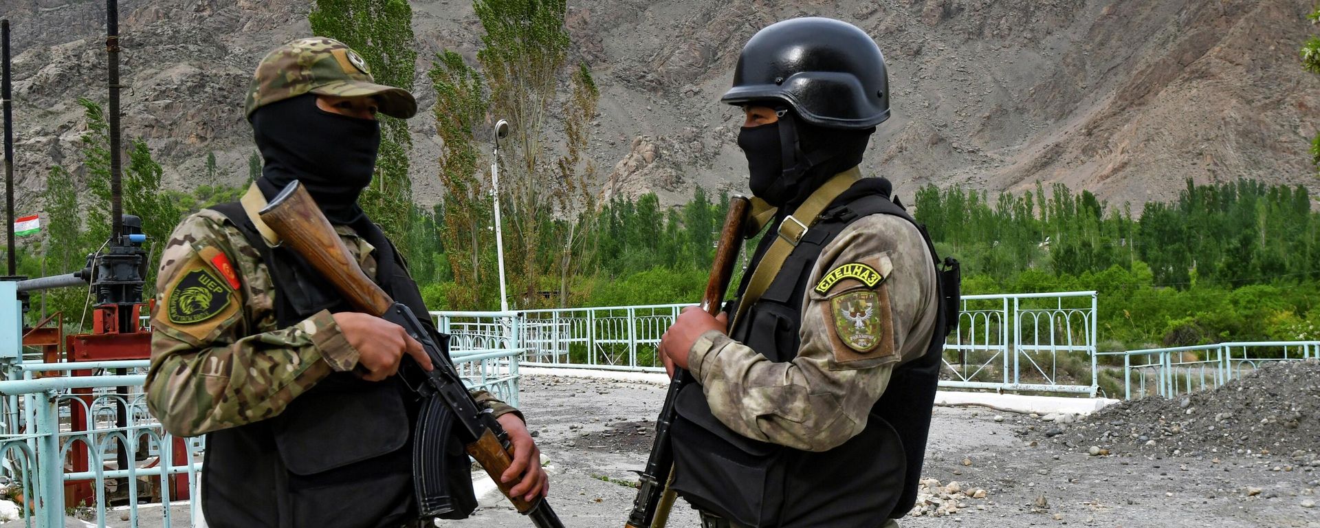 Two Kyrgyz soldiers guard a water supply facility outside the village of Kok-Tash near Kyrgyzstan-Tajikistan border in southwestern Kyrgyzstan, about 440 kilometers (275 miles) south-west of Bishkek, Kyrgyzstan, Wednesday, May 5, 2021 Two Kyrgyz soldiers guard a water supply facility outside the village of Kok-Tash near Kyrgyzstan-Tajikistan border in southwestern Kyrgyzstan, about 440 kilometers (275 miles) south-west of Bishkek, Kyrgyzstan, Wednesday, May 5, 2021 - Sputnik International, 1920, 26.12.2022