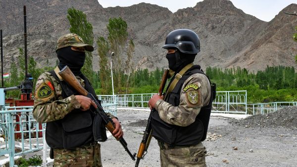 Two Kyrgyz soldiers guard a water supply facility outside the village of Kok-Tash near Kyrgyzstan-Tajikistan border in southwestern Kyrgyzstan, about 440 kilometers (275 miles) south-west of Bishkek, Kyrgyzstan, Wednesday, May 5, 2021 - Sputnik International