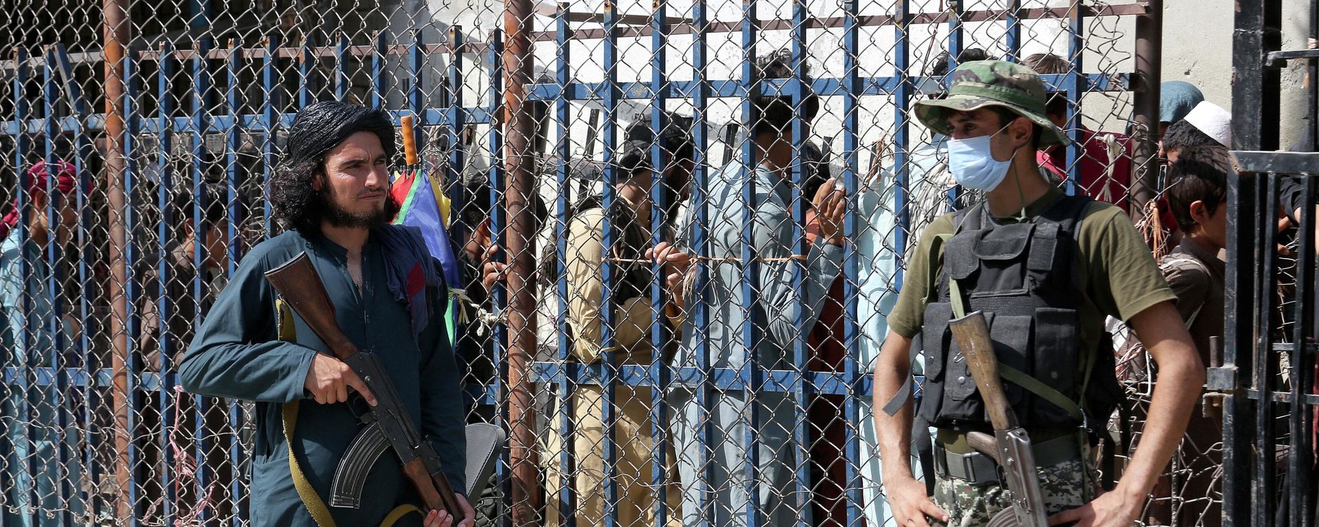 FILE - A Pakistani paramilitary soldier, right, and a Taliban fighter stand guard on their respective sides at a border crossing point between Pakistan and Afghanistan, in Torkham, in the Khyber district of Pakistan, Aug. 21, 2021 FILE - A Pakistani paramilitary soldier, right, and a Taliban fighter stand guard on their respective sides at a border crossing point between Pakistan and Afghanistan, in Torkham, in the Khyber district of Pakistan, Aug. 21, 2021 - Sputnik International, 1920, 14.09.2022