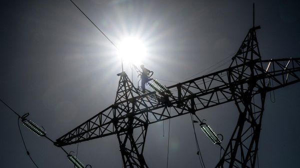 A French electricity transmission system operator RTE (Reseau de Transport d'Electricity) employee works on the renovation of very high voltage lines around Areches-Beaufort, on the Cormet de Roselend path, on September 6, 2022. - Sputnik International