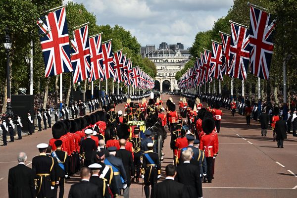 The coffin of Queen Elizabeth II, adorned with a Royal Standard and the Imperial State Crown is pulled by a Gun Carriage of The King's Troop Royal Horse Artillery, during a procession from Buckingham Palace to the Palace of Westminster, in London on September 14, 2022. - Queen Elizabeth II will lie in state in Westminster Hall inside the Palace of Westminster, from Wednesday until a few hours before her funeral on Monday, with huge queues expected to file past her coffin to pay their respects. - Sputnik International