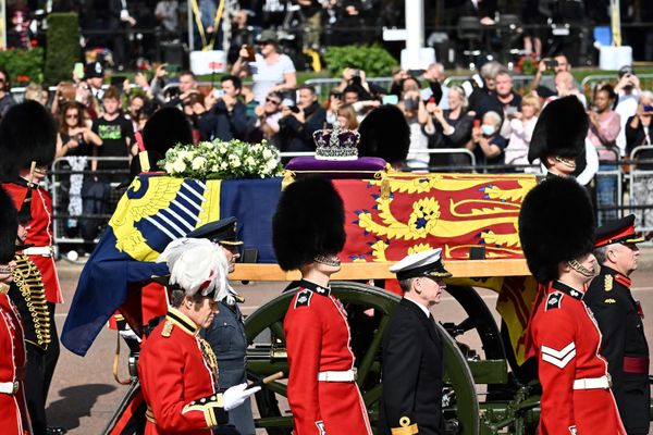 The coffin of Queen Elizabeth II, adorned with a Royal Standard and the Imperial State Crown and pulled by a Gun Carriage of The King's Troop Royal Horse Artillery, is pictured during a procession from Buckingham Palace to the Palace of Westminster, in London on September 14, 2022. - Queen Elizabeth II will lie in state in Westminster Hall inside the Palace of Westminster, from Wednesday until a few hours before her funeral on Monday, with huge queues expected to file past her coffin to pay their respects. - Sputnik International