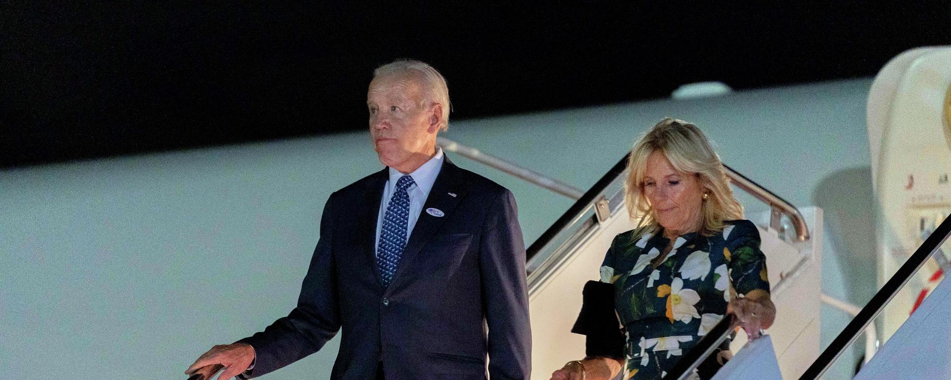 President Joe Biden and first lady Jill Biden arrive at Andrews Air Force Base, Md., Tuesday, Sept. 13, 2022, after voting in the Delaware primary. President Joe Biden and first lady Jill Biden arrive at Andrews Air Force Base, Md., Tuesday, Sept. 13, 2022, after voting in the Delaware primary. - Sputnik International, 1920, 05.09.2023