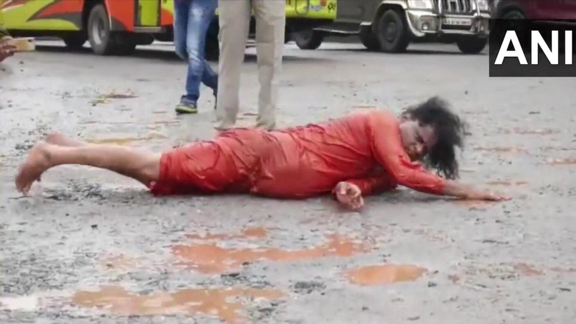 Karnataka: A social worker named Nityananda Olakadu rolls on a stretch of a road as he protests in a unique manner against potholes on the roads in Udupi (14.09) Karnataka: A social worker named Nityananda Olakadu rolls on a stretch of a road as he protests in a unique manner against potholes on the roads in Udupi (14.09) - Sputnik International, 1920, 15.09.2022