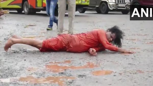 Karnataka: A social worker named Nityananda Olakadu rolls on a stretch of a road as he protests in a unique manner against potholes on the roads in Udupi (14.09) - Sputnik International