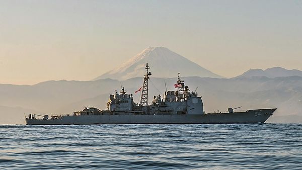 Ticonderoga-class guided-missile cruiser USS Antietam (CG 54) is underway off the coast of Japan near Mt. Fuji - Sputnik International