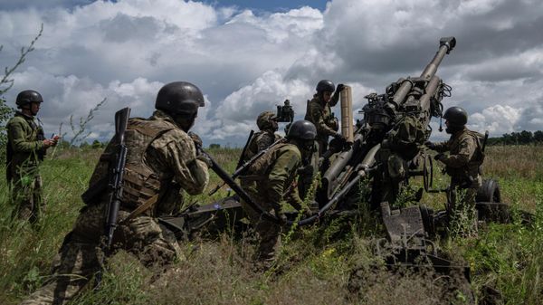 FILE - Ukrainian servicemen prepare to fire at Russian positions from a U.S.-supplied M777 howitzer - Sputnik International