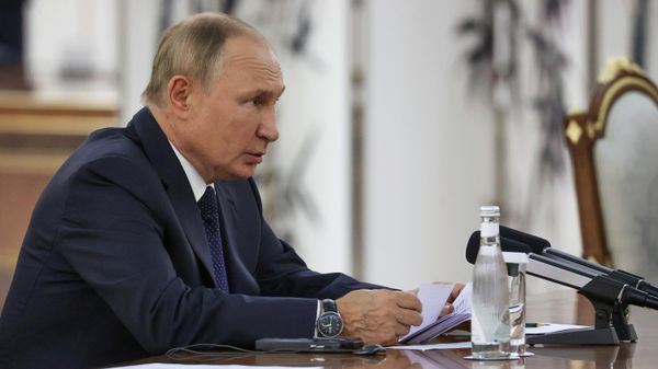 Russian President Vladimir Putin talks to Chinese President Xi Jinping during a meeting on the sidelines of the 22nd Shanghai Cooperation Organization Heads of State Council (SCO-HSC) Summit, in Samarkand, Uzbekistan - Sputnik International
