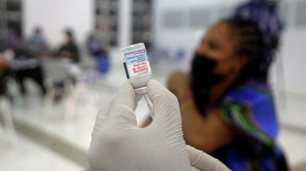 A nurse prepares the Moderna coronavirus vaccine at the health center in Lagos, Nigeria Wednesday, Aug. 25, 2021. - Sputnik International