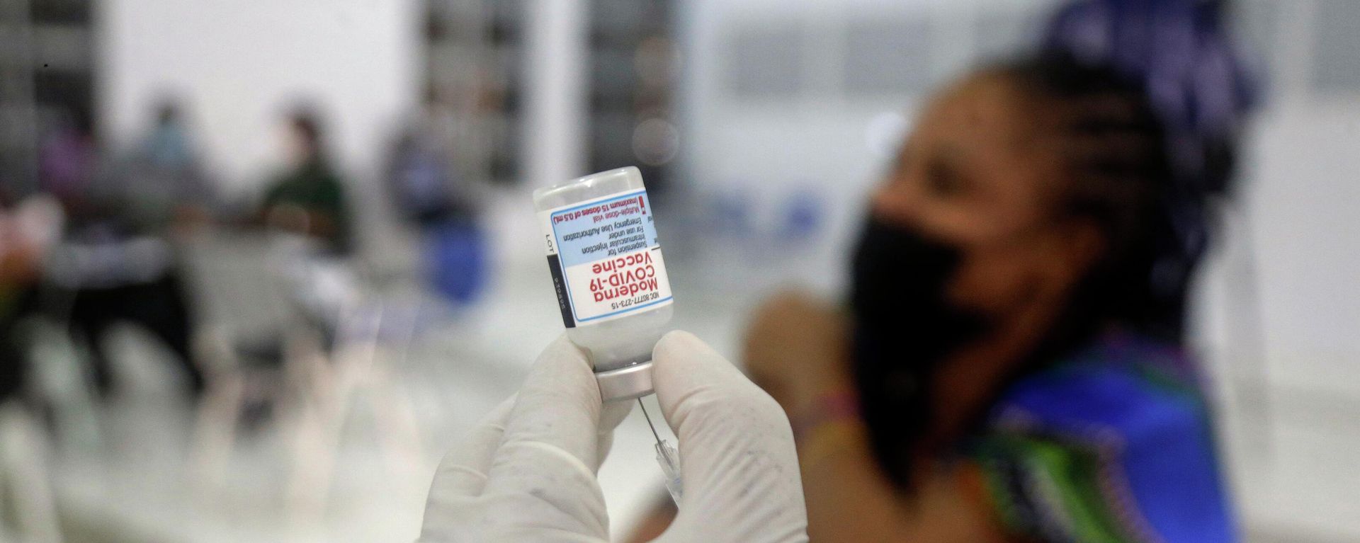 A nurse prepares the Moderna coronavirus vaccine at the health center in Lagos, Nigeria Wednesday, Aug. 25, 2021. A nurse prepares the Moderna coronavirus vaccine at the health center in Lagos, Nigeria Wednesday, Aug. 25, 2021. - Sputnik International, 1920, 27.08.2023