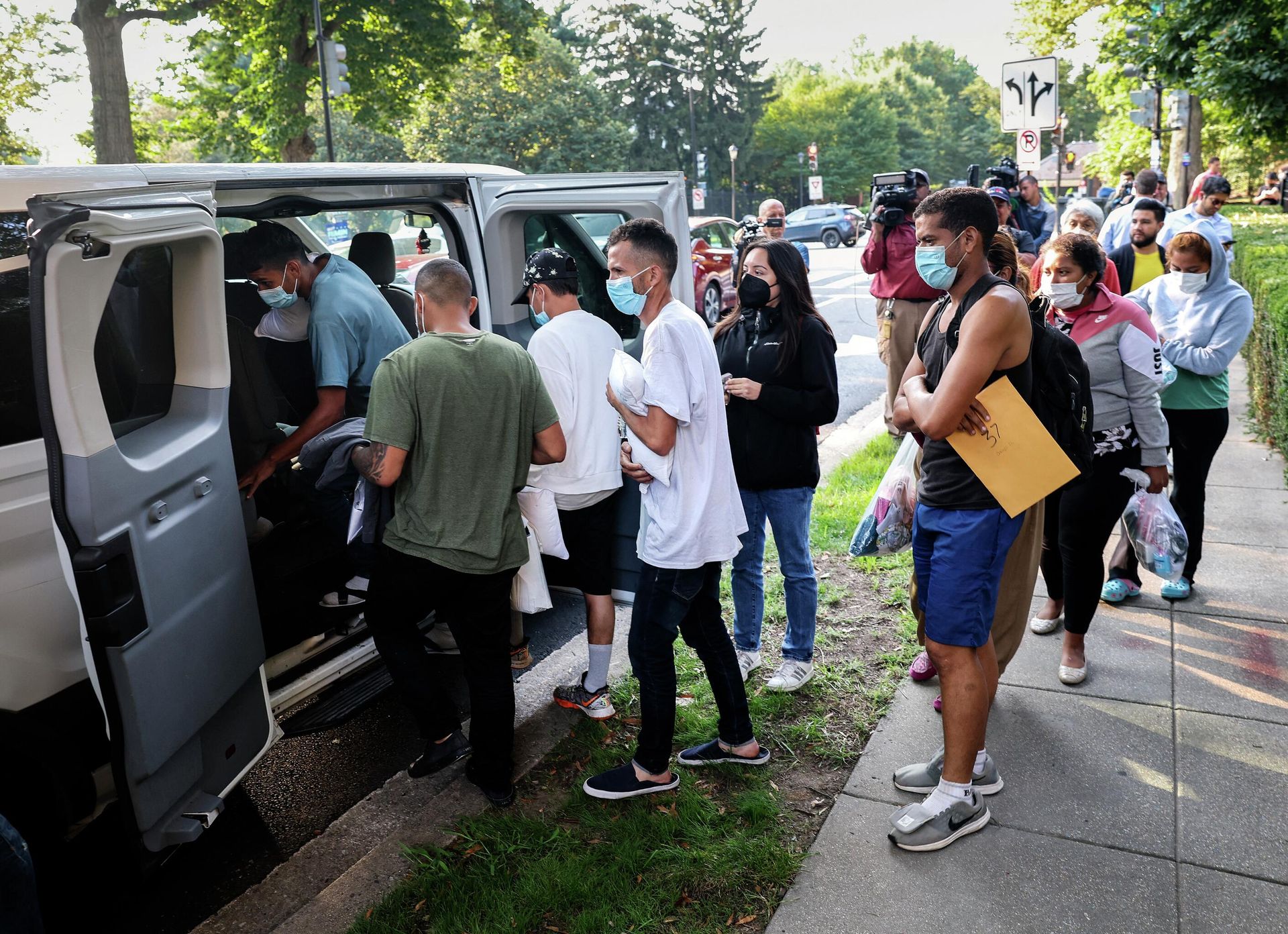 WASHINGTON, DC - SEPTEMBER 15: Migrants from Central and South America load into vans near the residence of US Vice President Kamala Harris after being dropped off on September 15, 2022 in Washington, DC. WASHINGTON, DC - SEPTEMBER 15: Migrants from Central and South America load into vans near the residence of US Vice President Kamala Harris after being dropped off on September 15, 2022 in Washington, DC. - Sputnik International, 1920, 16.09.2022