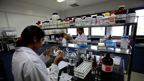 In this March 13, 2012 file photo, Indian scientists work inside a laboratory of the Research and Development Centre of Natco Pharma Ltd. in Hyderabad, India. - Sputnik International