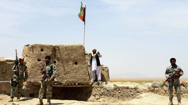 Afghan Border Police personnel keep watch during an ongoing battle between Pakistani and Afghan Border forces near the Durand line at Spin Boldak, in southern Kandahar province on May 5, 2017. - Sputnik International