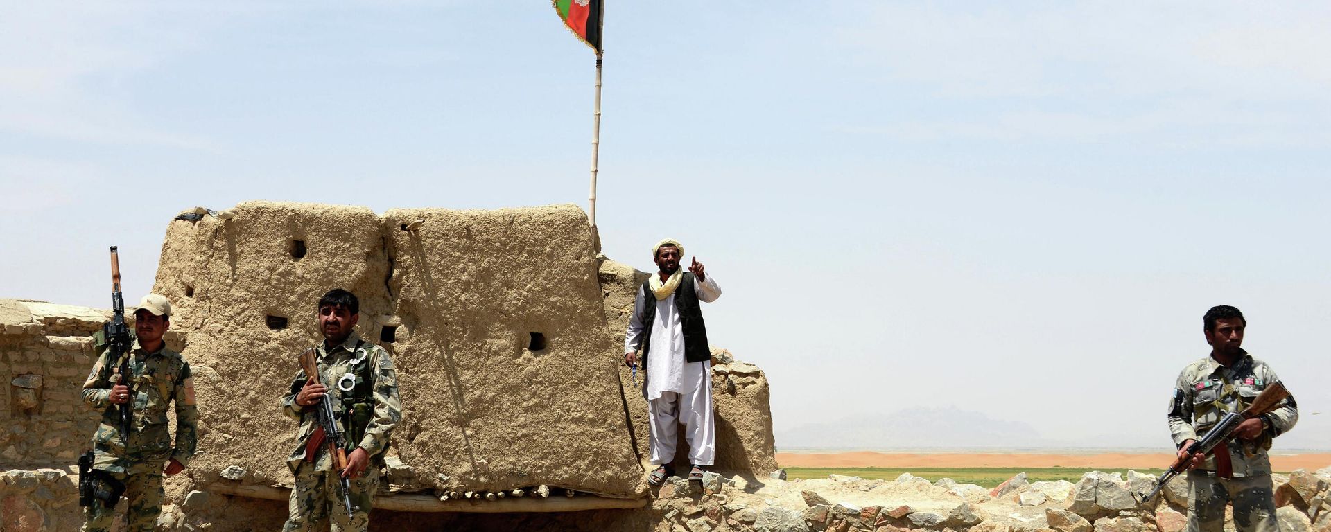 Afghan Border Police personnel keep watch during an ongoing battle between Pakistani and Afghan Border forces near the Durand line at Spin Boldak, in southern Kandahar province on May 5, 2017. Afghan Border Police personnel keep watch during an ongoing battle between Pakistani and Afghan Border forces near the Durand line at Spin Boldak, in southern Kandahar province on May 5, 2017. - Sputnik International, 1920, 15.09.2022