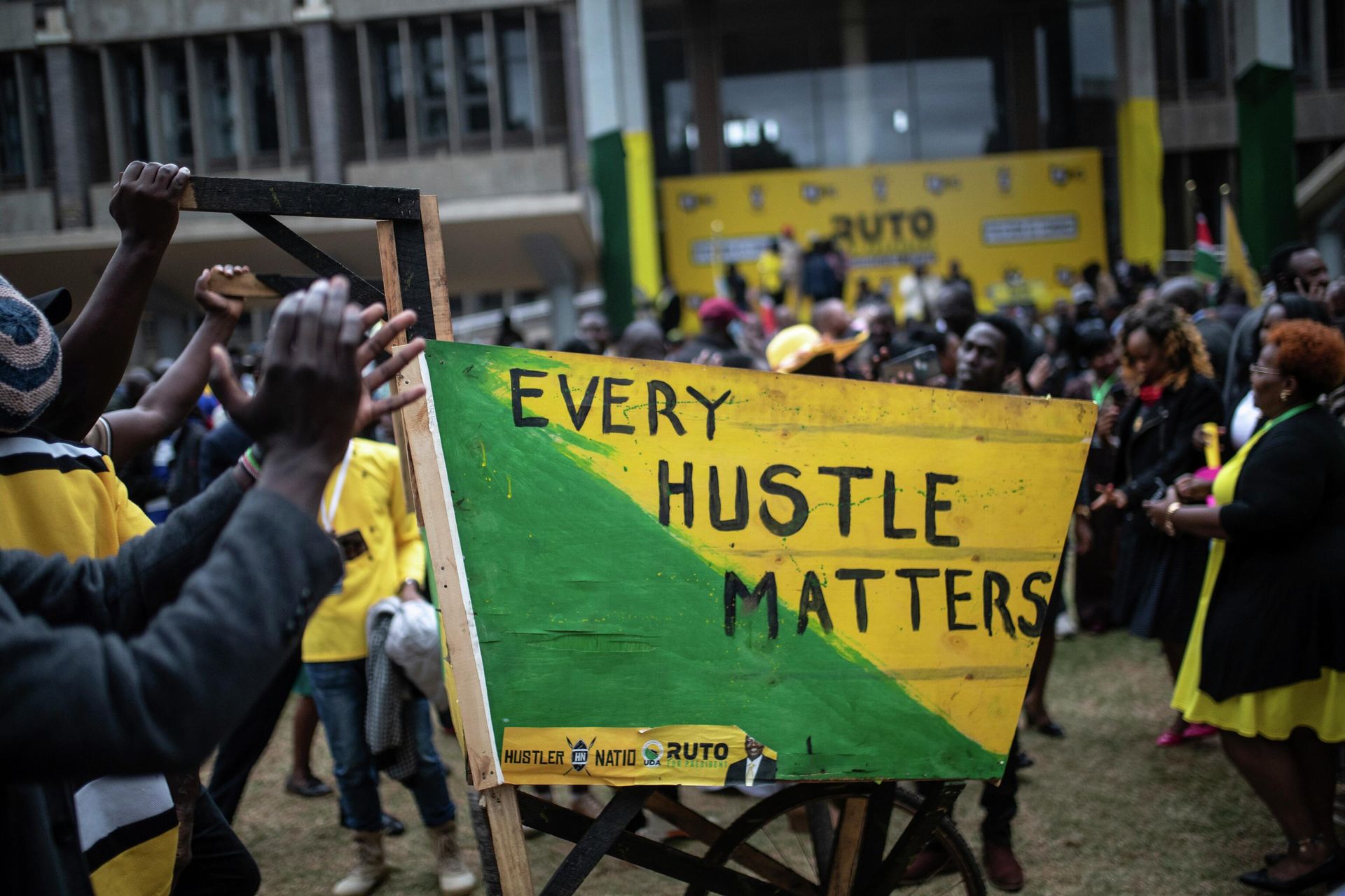 Supporters of Kenyan Deputy President William Ruto push a wheelbarrow, a symbol used by the United Democratic Alliance (UDA) party, as they celebrate at his party headquarters in Nairobi, Kenya, Monday, Aug. 15, 2022. - Sputnik International, 1920, 15.09.2022