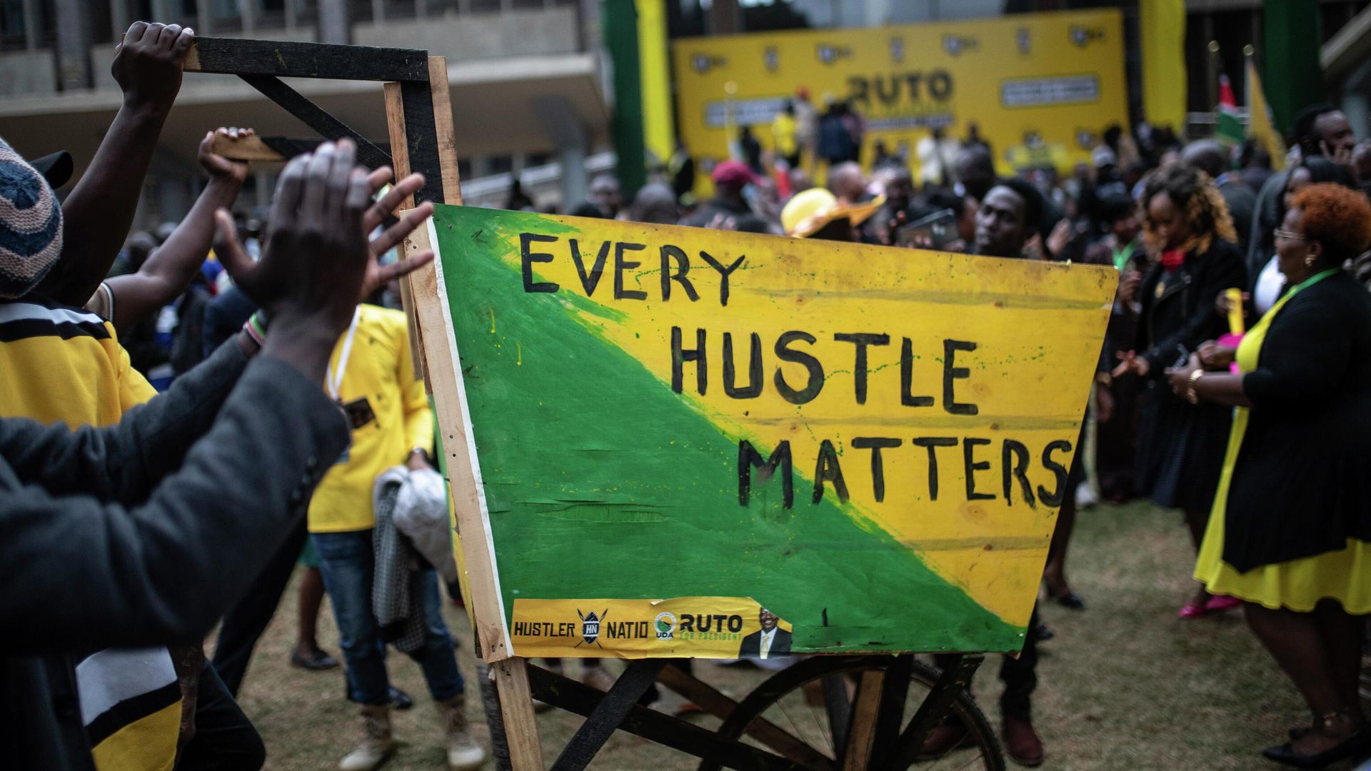 Supporters of Kenyan Deputy President William Ruto push a wheelbarrow, a symbol used by the United Democratic Alliance (UDA) party, as they celebrate at his party headquarters in Nairobi, Kenya, Monday, Aug. 15, 2022. Supporters of Kenyan Deputy President William Ruto push a wheelbarrow, a symbol used by the United Democratic Alliance (UDA) party, as they celebrate at his party headquarters in Nairobi, Kenya, Monday, Aug. 15, 2022. - Sputnik International, 1920, 15.09.2022