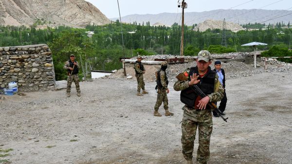 A Kyrgyz soldier gestures asking photographers stop shooting as others guard a road outside the village of Kok-Tash near Kyrgyzstan-Tajikistan border in southwestern Kyrgyzstan, about 440 kilometers (275 miles) south-west of Bishkek, Kyrgyzstan, Wednesday, May 5, 2021 - Sputnik International